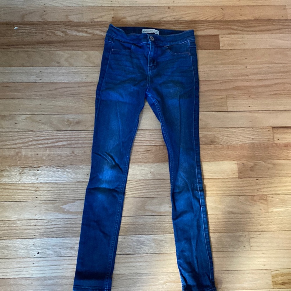 Abercrombie Jeggings with light pink stitching on pockets. Size 12 slim.